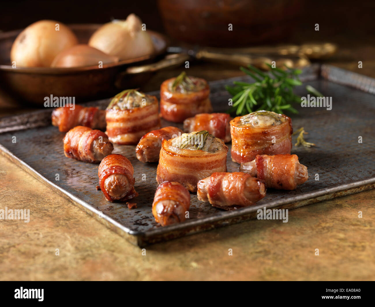 Collation de Noël décorer premium sélection. Rouleaux de bacon Rôti farci au romarin, les oignons et les porcs dans des couvertures Banque D'Images