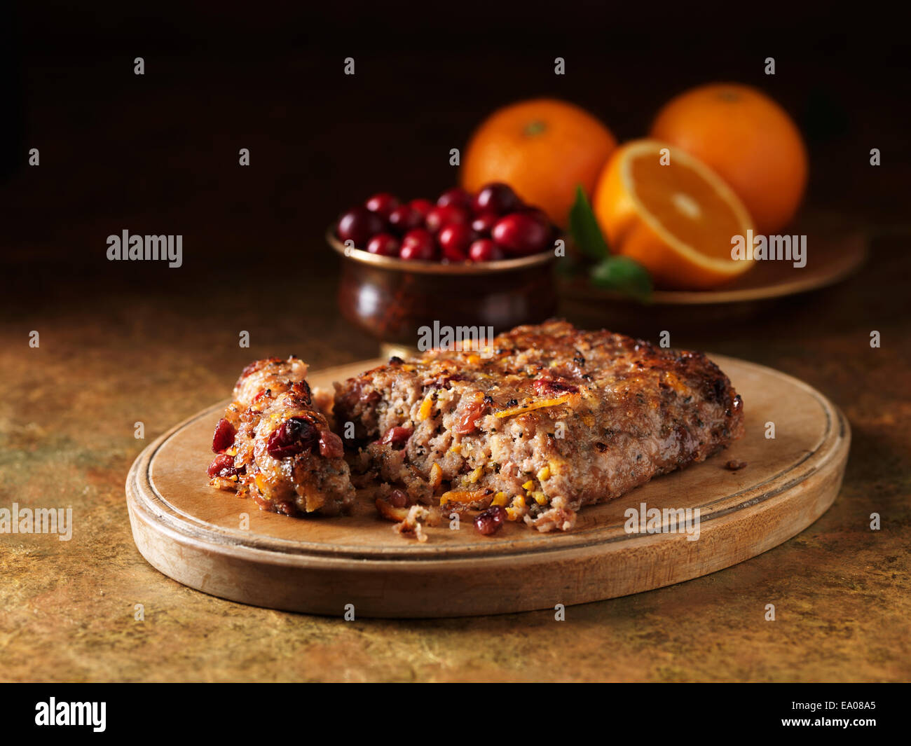 Noël fête des ingrédients porc, canneberges et orange farce sur planche à découper Banque D'Images