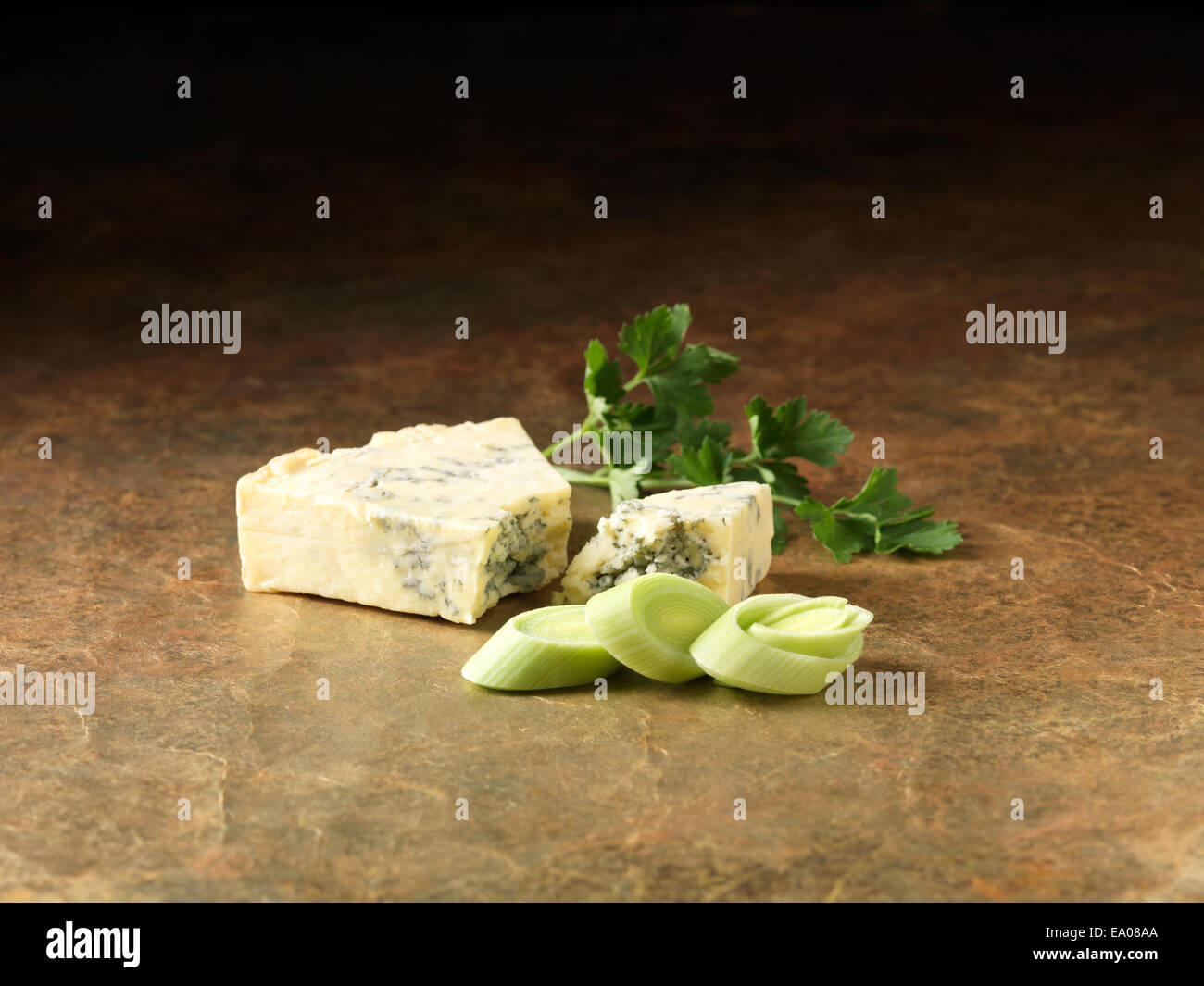 Ingrédients de Noël de poireaux en fromage stilton, et la coriandre pour le porc et la farce aux champignons sauvages Banque D'Images