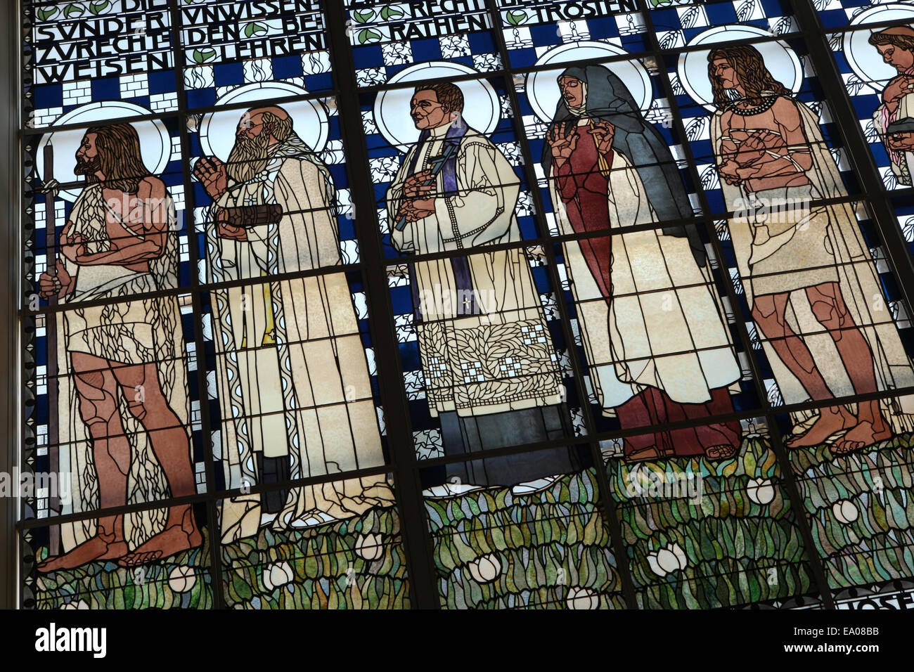 Vitrail 'Les sept oeuvres de miséricorde spirituelle' conçu par l'artiste autrichien Koloman Moser (1907) dans l'Église Steinhof (Kirche am Steinhof) à Vienne, Autriche. Ancien Testament et saints personnages sont représentés dans le vitrail de gauche à droite : Saint Jean-Baptiste, saint François de Sales, Saint Clemens Maria Hofbauer, sainte Thérèse d'Avila et de Joseph d'Égypte. Banque D'Images Vitrail 'Les sept oeuvres de miséricorde spirituelle' conçu par l'artiste autrichien Koloman Moser (1907) dans l'Église Steinhof (Kirche am Steinhof) à Vienne, Autriche. Ancien Testament et saints personnages sont représentés dans le vitrail de gauche à droite : Saint Jean-Baptiste, saint François de Sales, Saint Clemens Maria Hofbauer, sainte Thérèse d'Avila et de Joseph d'Égypte. Banque D'Images