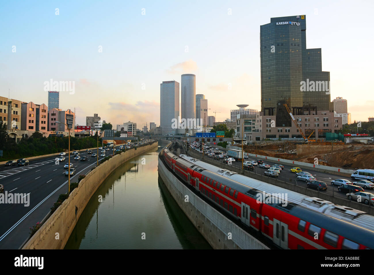 Tel Aviv, l'autoroute Ayalon et voie d'eau Banque D'Images