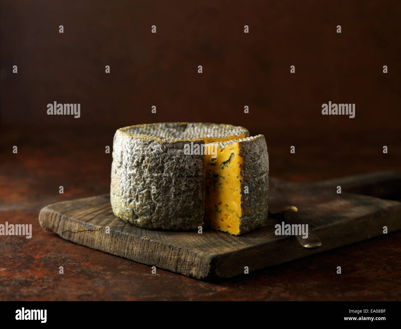 Lit gigogne blacksticks de fromage bleu sur planche à découper Banque D'Images