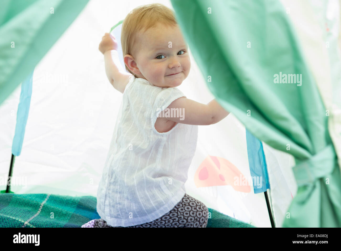 Baby Girl playing in tent Banque D'Images