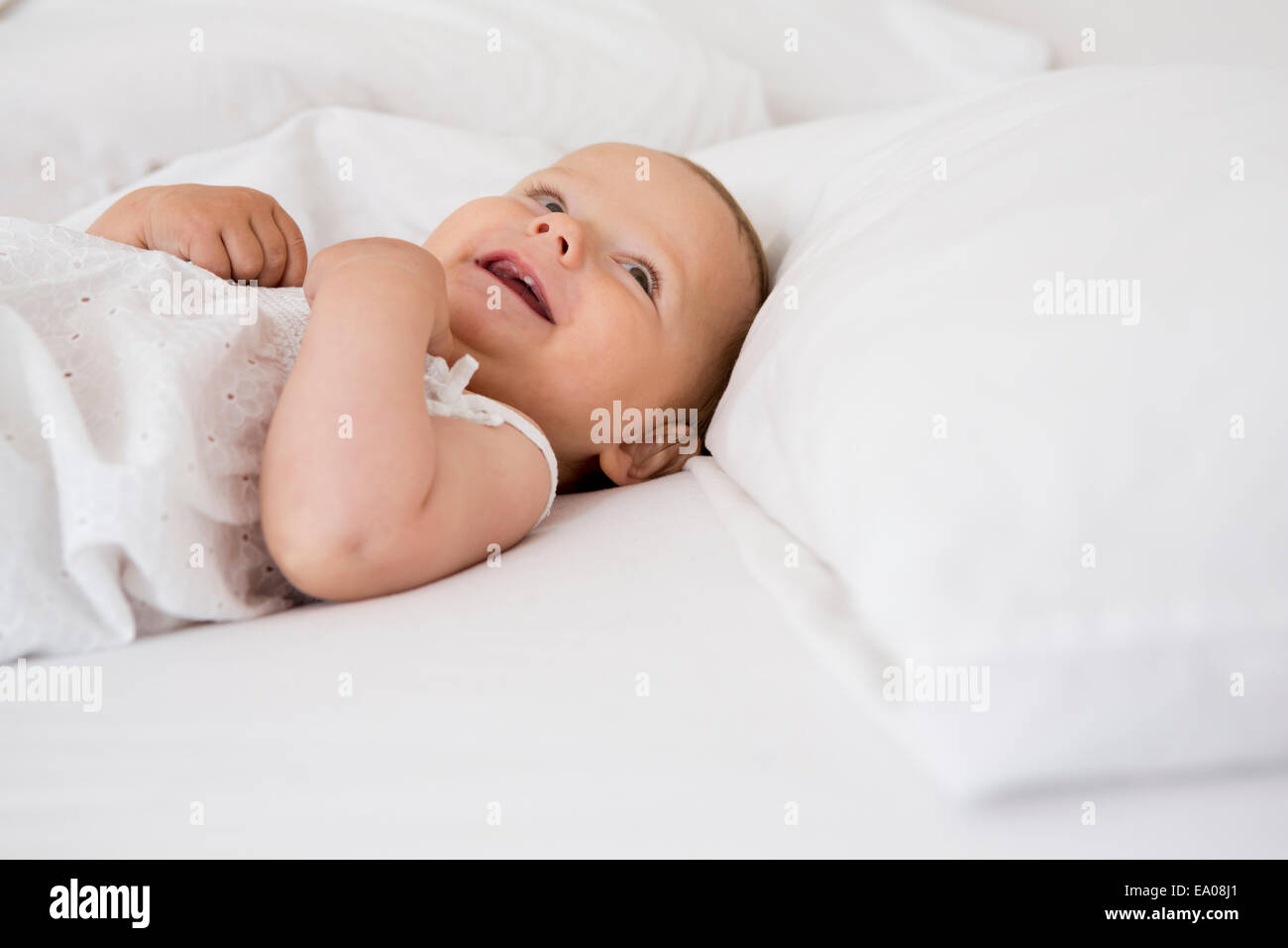 Baby Girl lying on bed Banque D'Images