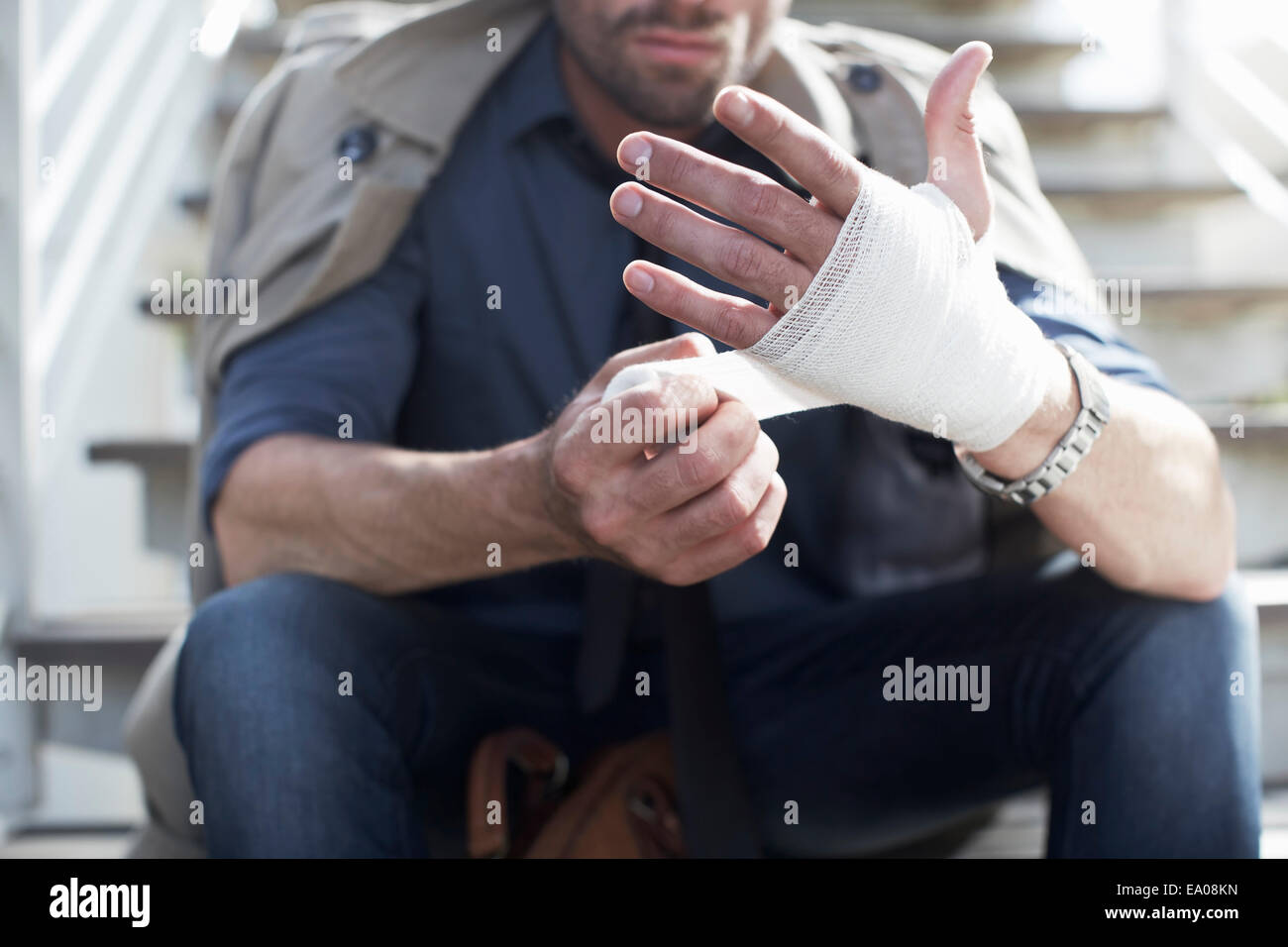 Homme de main bandage on staircase Banque D'Images