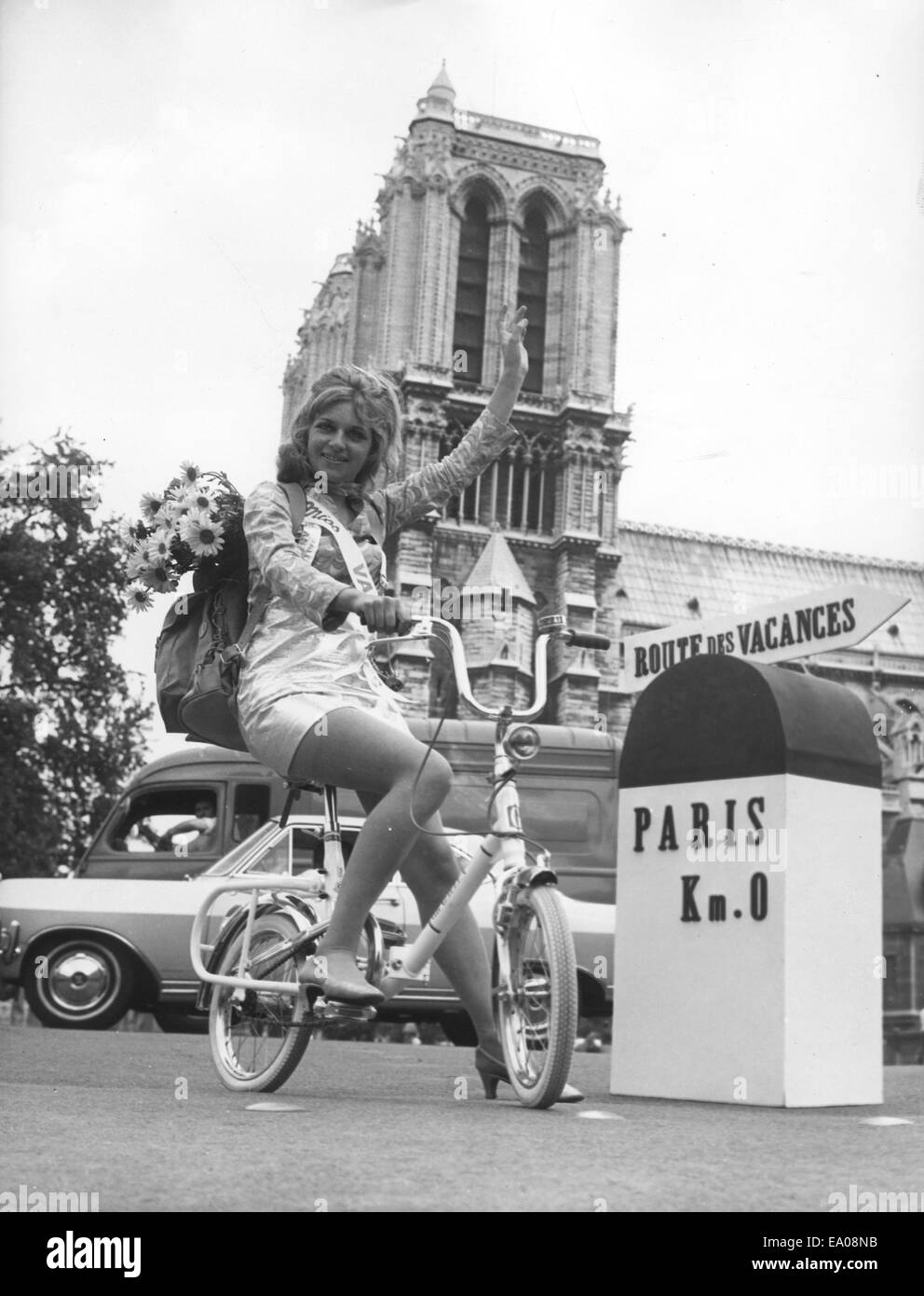 Paris, France. 4 juillet, 1967. Jeune étudiant, 17 ans, ERIKA TIEBOLT a remporté le titre de Miss Maison de 1967. Tiebolt monte un mini-moto avec un sac à dos remplis de fleurs, comme elle l'ciel gaiement sur la route des vacances vers une destination inconnue dans le soleil. © Keystone Photos/ZUMA/ZUMAPRESS.com/Alamy fil Live News Banque D'Images