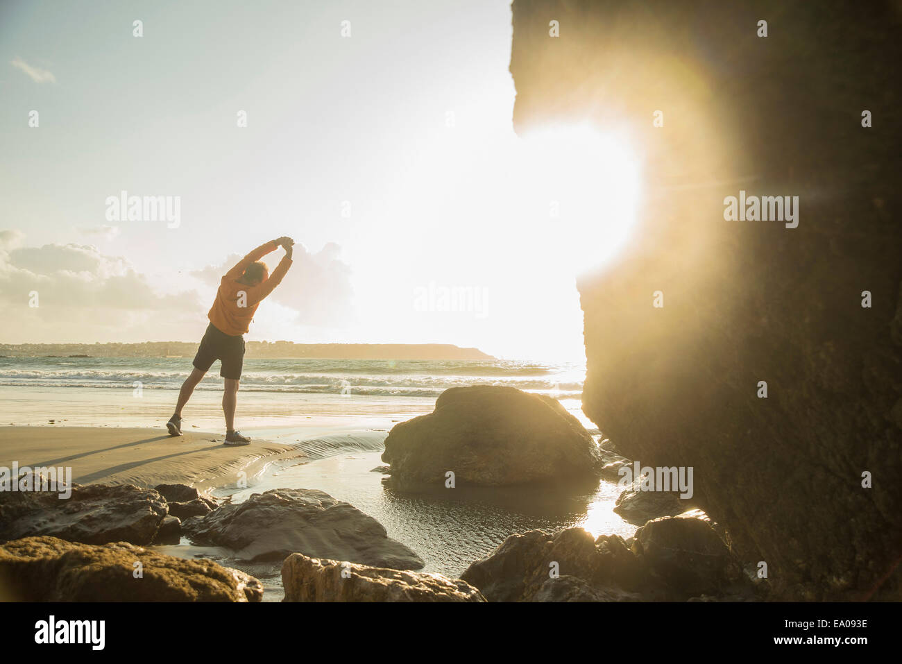 Man exercising on beach, face à la mer Banque D'Images