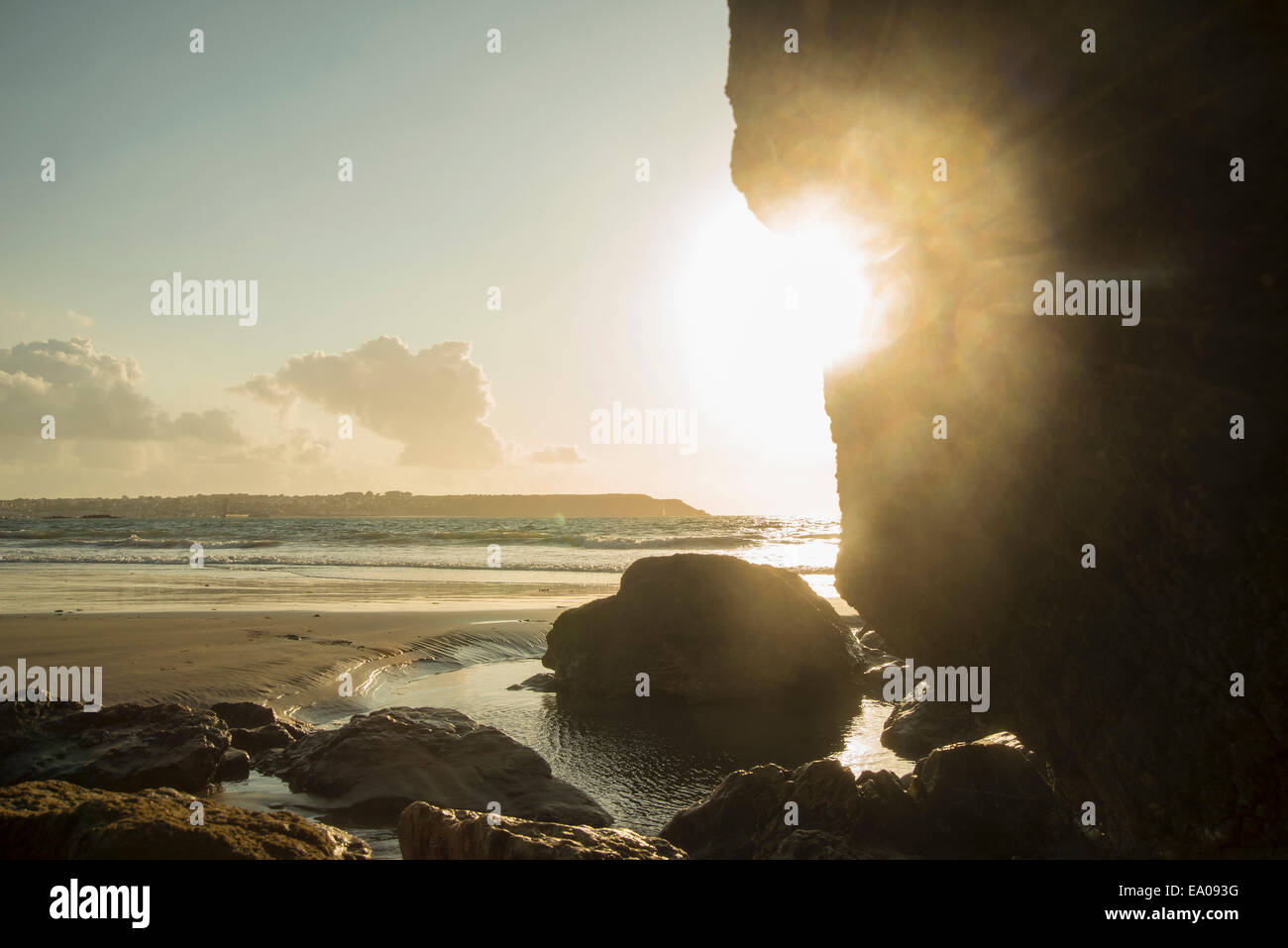 Vue sur la plage, les rochers et le littoral, Camaret-sur-Mer, Bretagne, France Banque D'Images