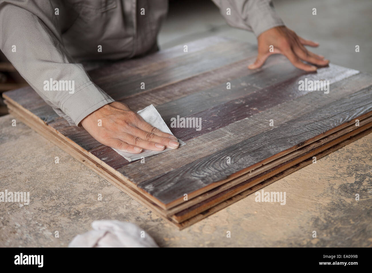 Lissage de surface charpentier la planche en bois avec du papier de verre en usine, Jiangsu, Chine Banque D'Images