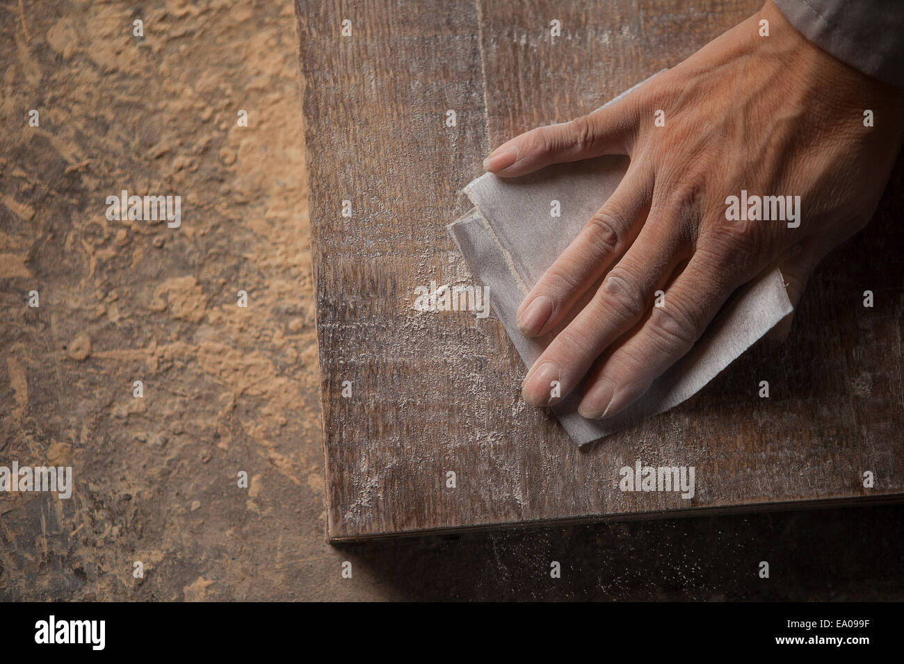 Lissage de surface charpentier la planche en bois avec du papier de verre en usine, Jiangsu, Chine Banque D'Images