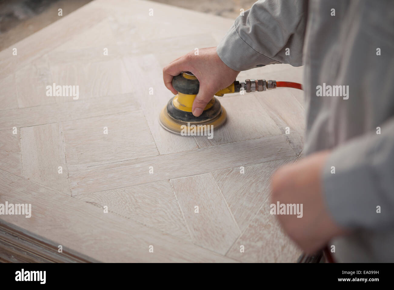 Lissage de surface charpentier la planche en bois en usine, Jiangsu, Chine Banque D'Images