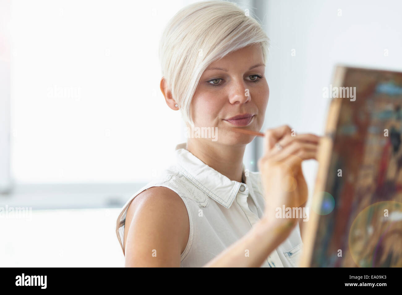 La peinture de chevalet à l'artiste féminin Banque D'Images