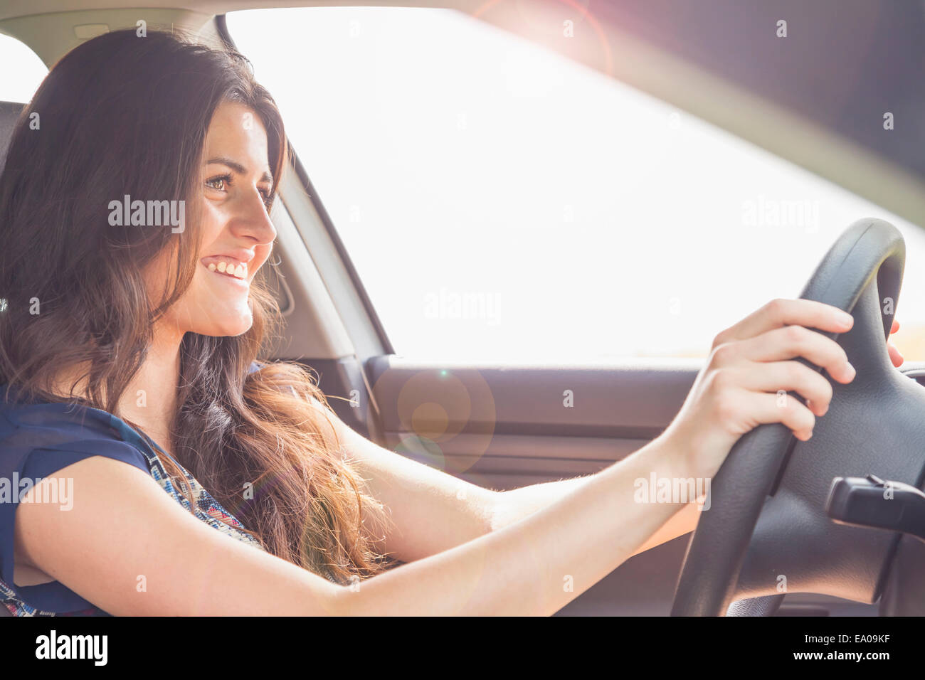 Young woman driving car Banque D'Images