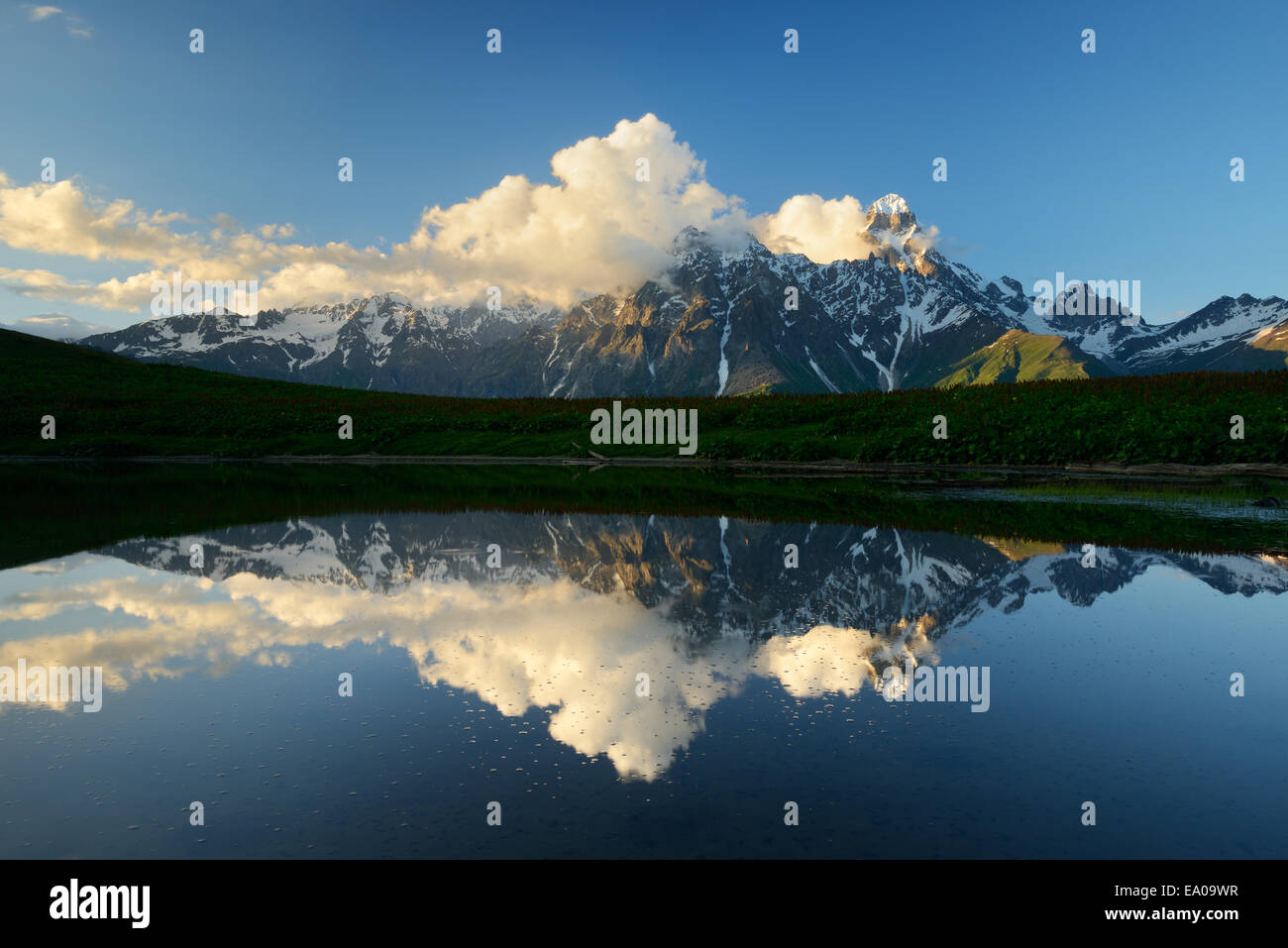 Lake image miroir de Ushba, Mazeri, village de montagne Svaneti, Géorgie Banque D'Images