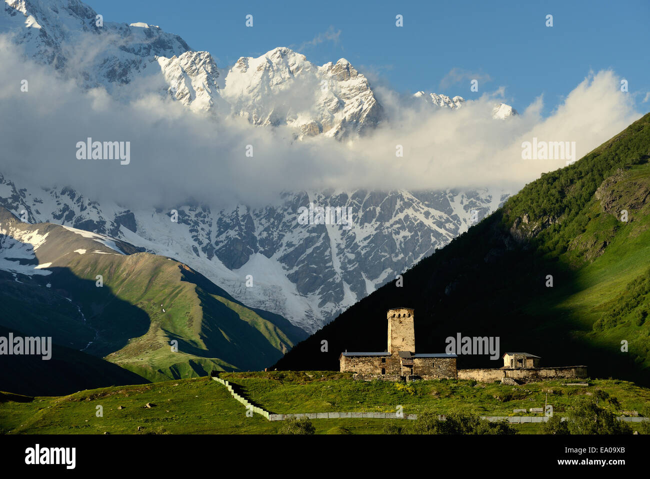 Vue éloignée du vieux tours en Svanetian ruinée, la Vallée Village, Ushguli Svaneti, Géorgie Banque D'Images