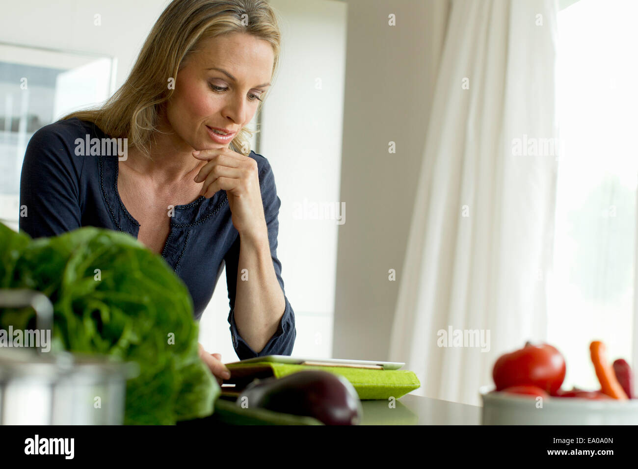 Mature Woman using digital tablet Banque D'Images