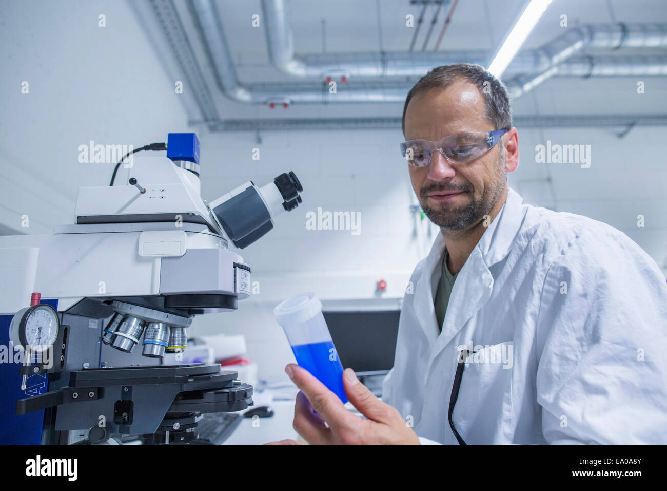 Son assistant à la recherche à tube de liquide bleu Banque D'Images