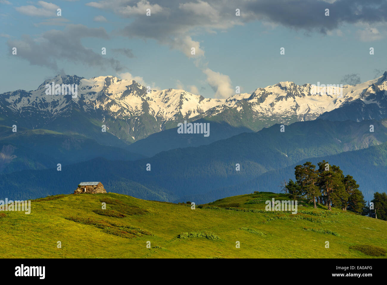 Grange sur hill et distant sur une montagne, Mazeri Svaneti, Géorgie, village Banque D'Images