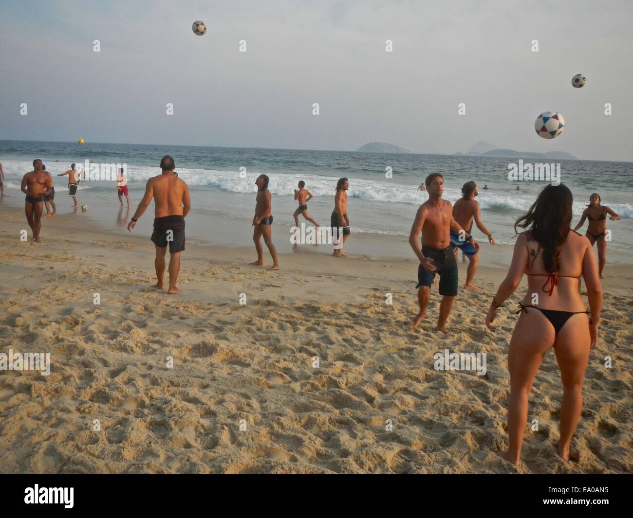 Photo Homme En String A La Plage String bikini Banque de photographies et d’images à haute résolution