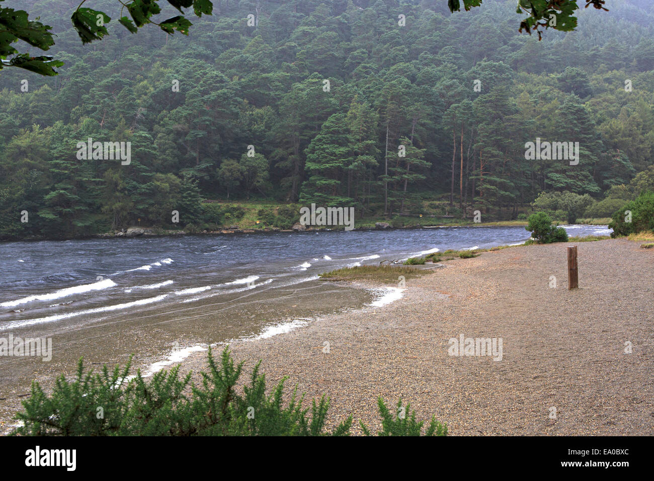 La pluie sur le lac dans le Parc National des Montagnes de Wicklow. Banque D'Images