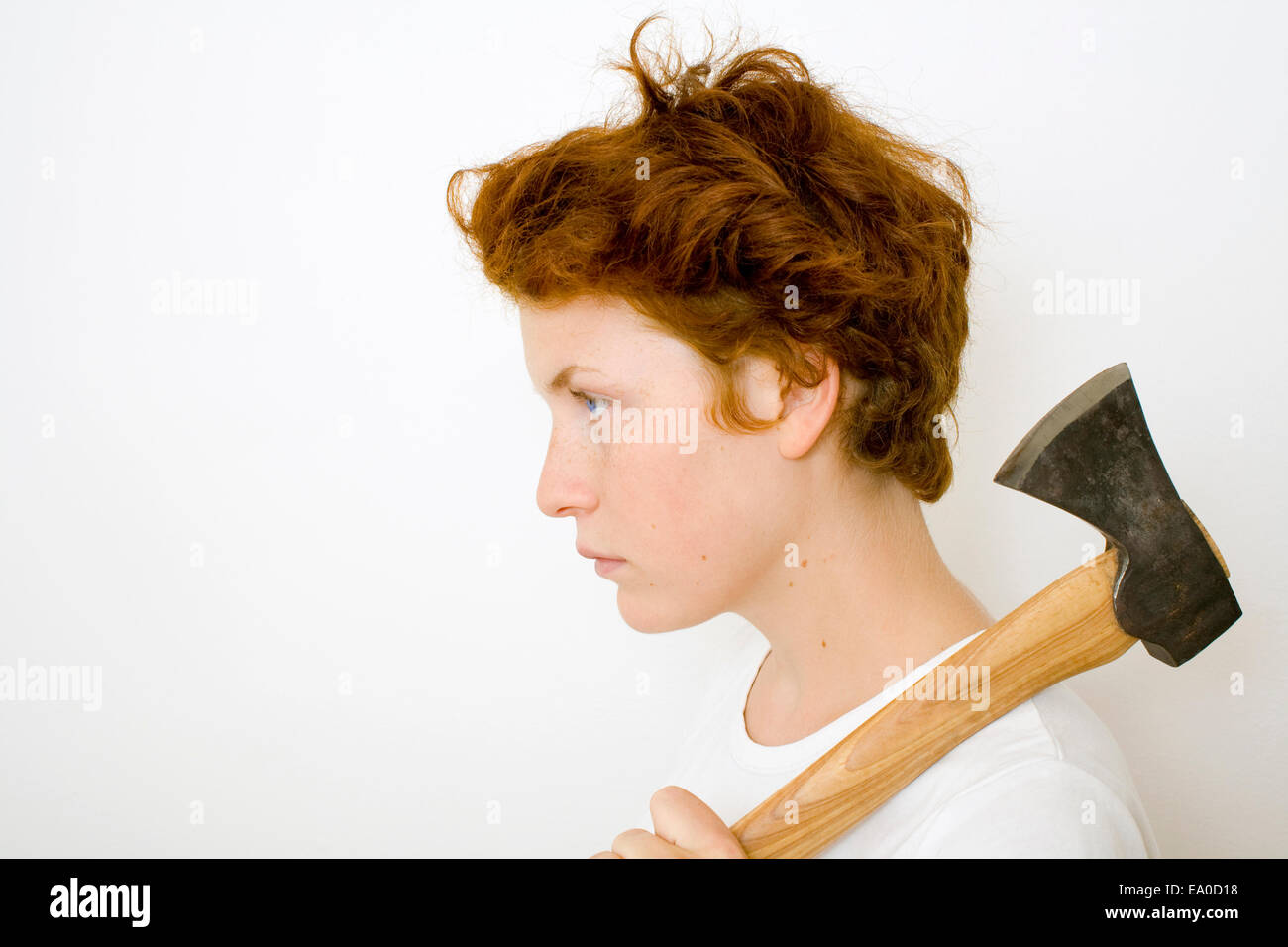 Une jeune femme aux cheveux rouge /teen girl avec une hache Banque D'Images