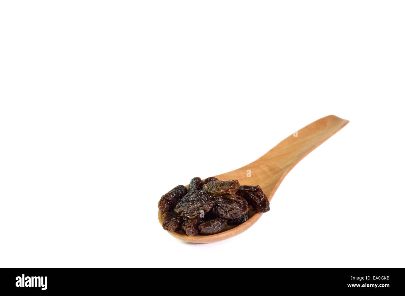Raisin et cuillère en bois isolé sur fond blanc Banque D'Images