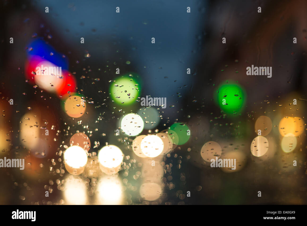 Gouttes de pluie sur un pare-brise du soir. Banque D'Images