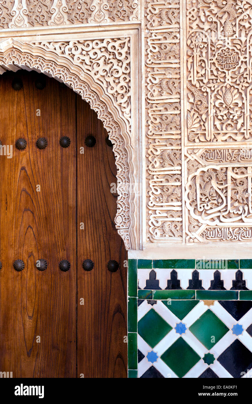 Palais de l'Alhambra, porte et mur détail, Grenade, Andalousie, Espagne Banque D'Images