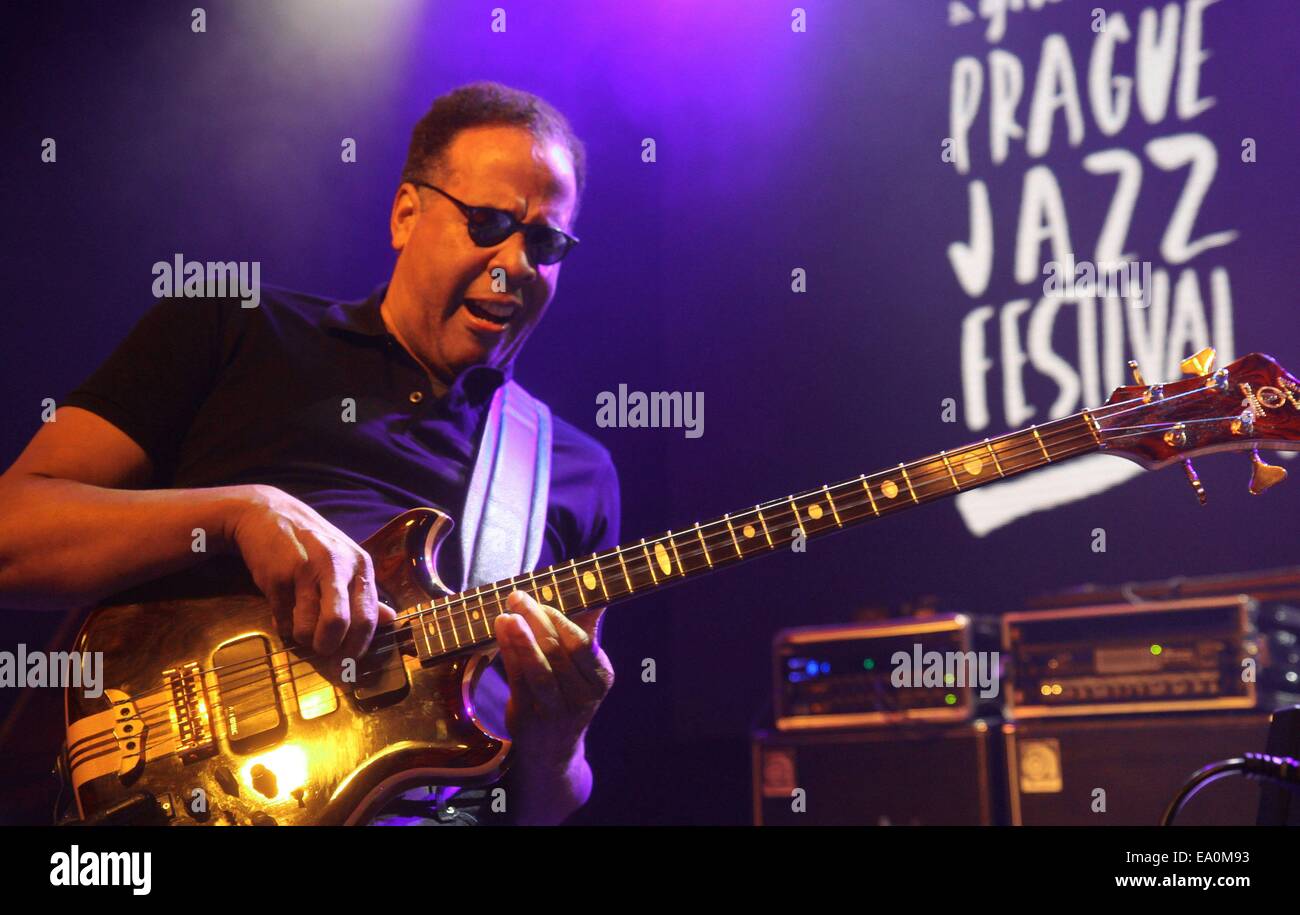 Fusion légendaire bassiste Stanley Clarke se produit avec son groupe au LUCERNA Music Bar à Prague, République tchèque le lundi, Novembre 3, 2014. Stanley Clarke Band tours ces jours Europe pour promouvoir leur nouvel album intitulé Up ! (Photo/CTK Zdenek Pridal) Banque D'Images