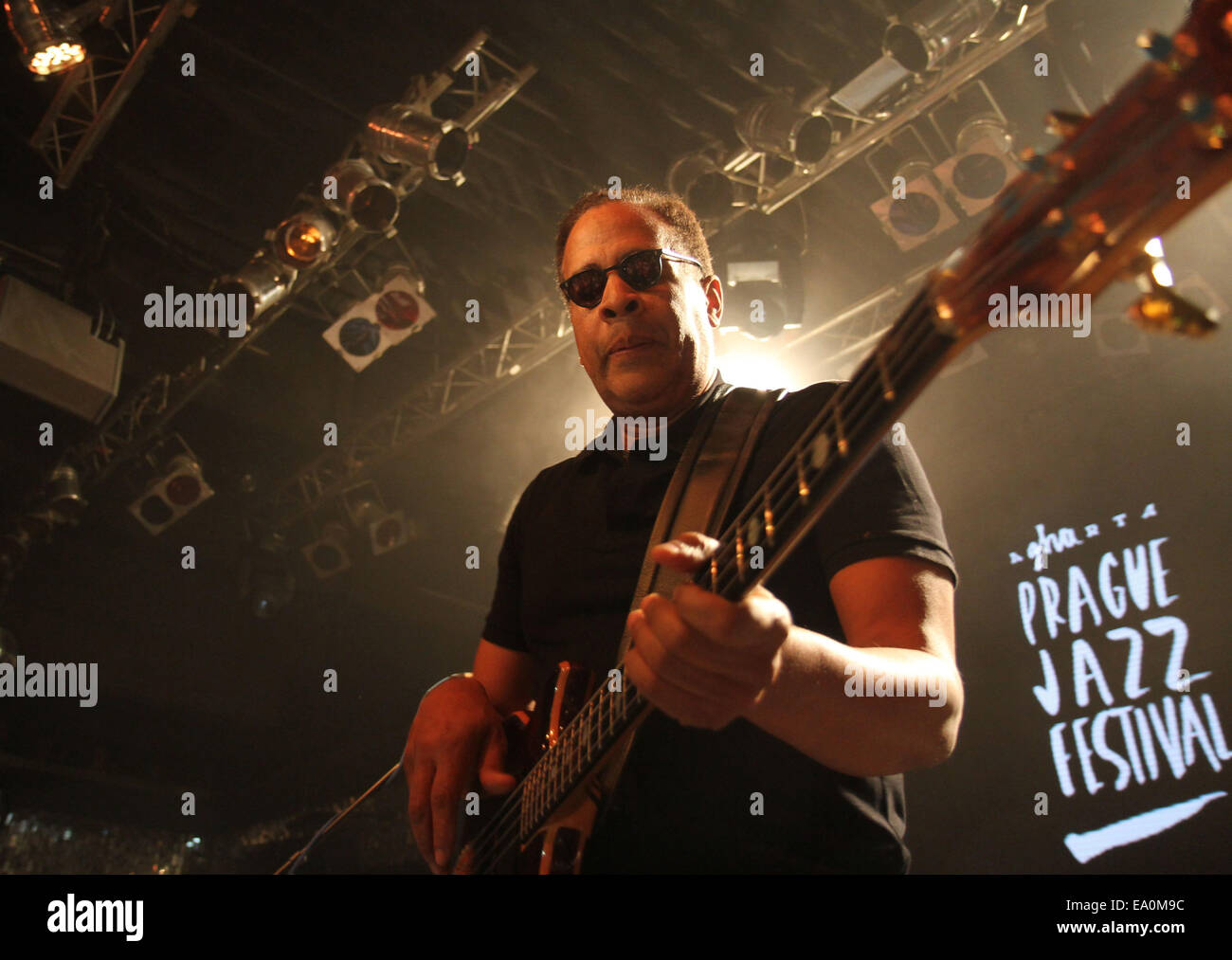 Fusion légendaire bassiste Stanley Clarke se produit avec son groupe au LUCERNA Music Bar à Prague, République tchèque le lundi, Novembre 3, 2014. Stanley Clarke Band tours ces jours Europe pour promouvoir leur nouvel album intitulé Up ! (Photo/CTK Zdenek Pridal) Banque D'Images