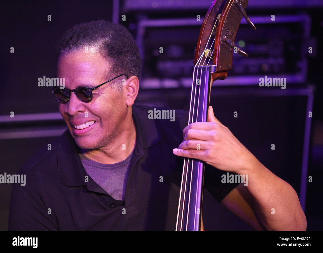 Fusion légendaire bassiste Stanley Clarke se produit avec son groupe au LUCERNA Music Bar à Prague, République tchèque le lundi, Novembre 3, 2014. Stanley Clarke Band tours ces jours Europe pour promouvoir leur nouvel album intitulé Up ! (Photo/CTK Zdenek Pridal) Banque D'Images