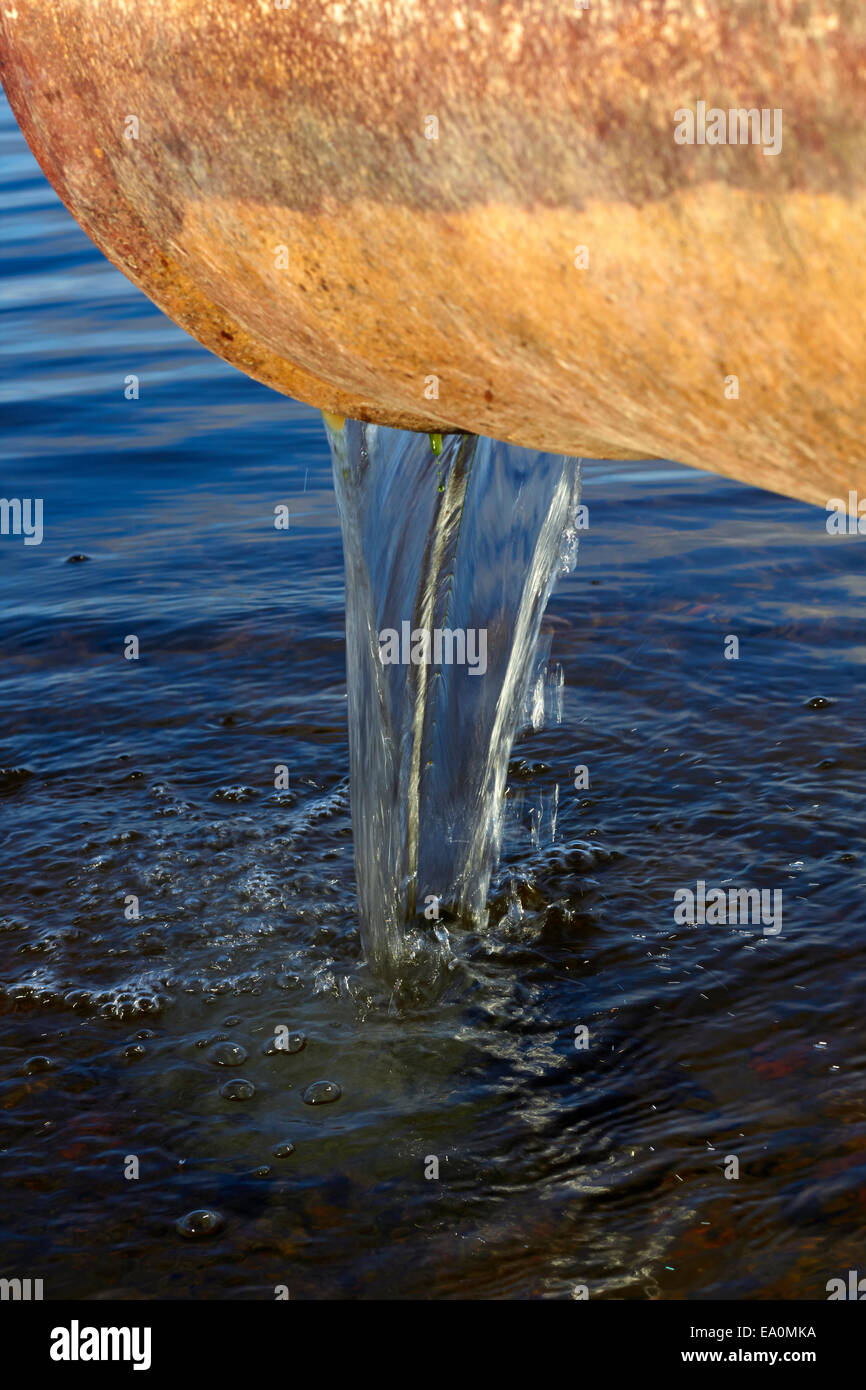 À court d'eau du tuyau de vidange dans le lac, la Finlande Banque D'Images
