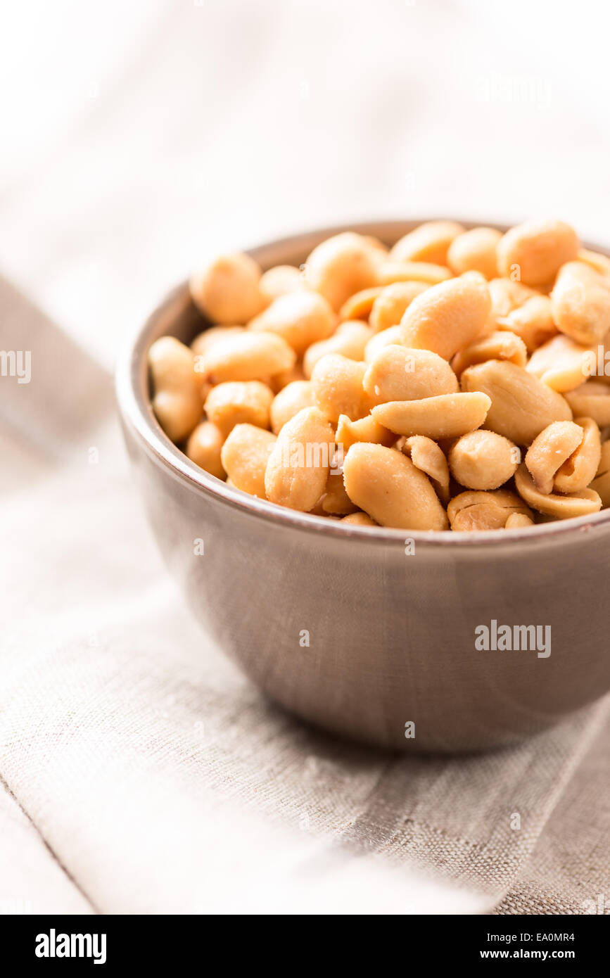 D'arachides dans un bol sur la nappe Banque D'Images