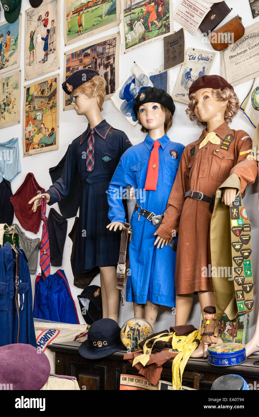 The Land of Lost Content , un musée de la culture populaire britannique 20c, Craven Arms, Shropshire, Royaume-Uni. Girl Guides et Brownies en uniforme Banque D'Images