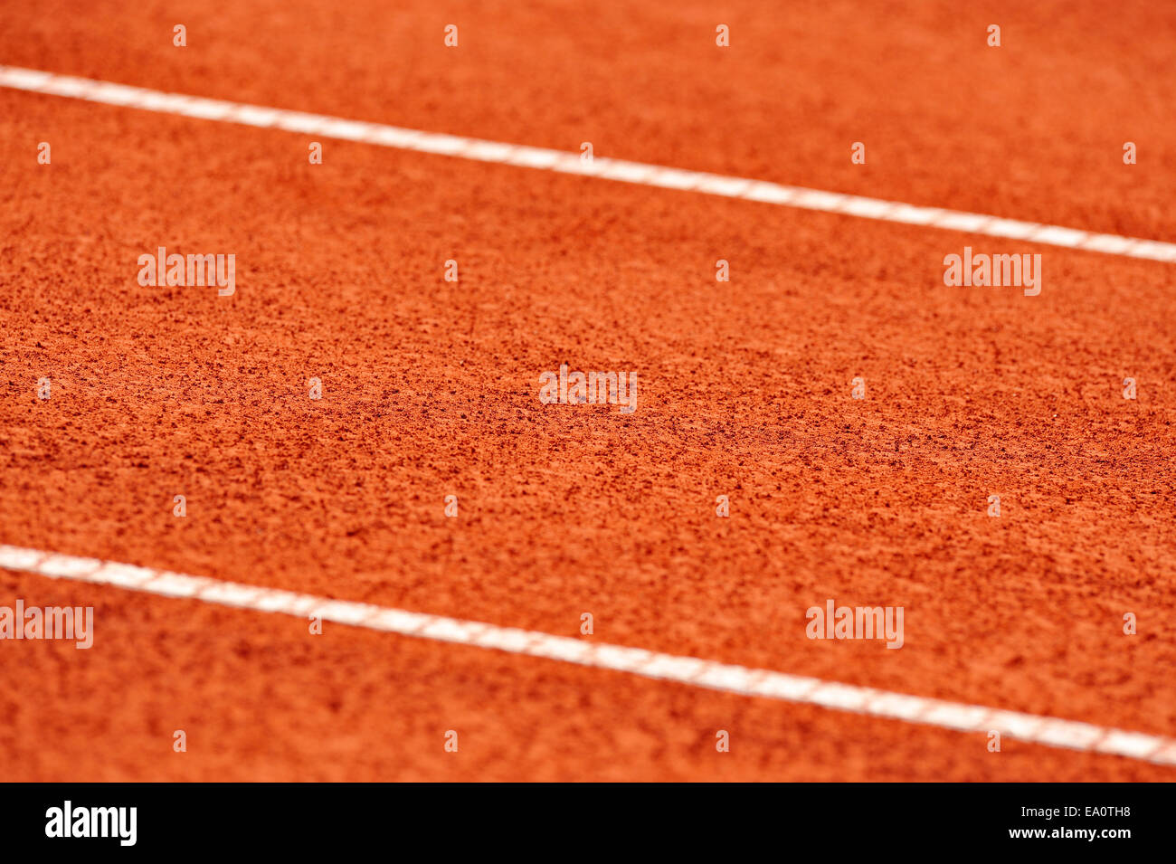 Détail avec marge sur un cour de tennis en terre battue humide Banque D'Images