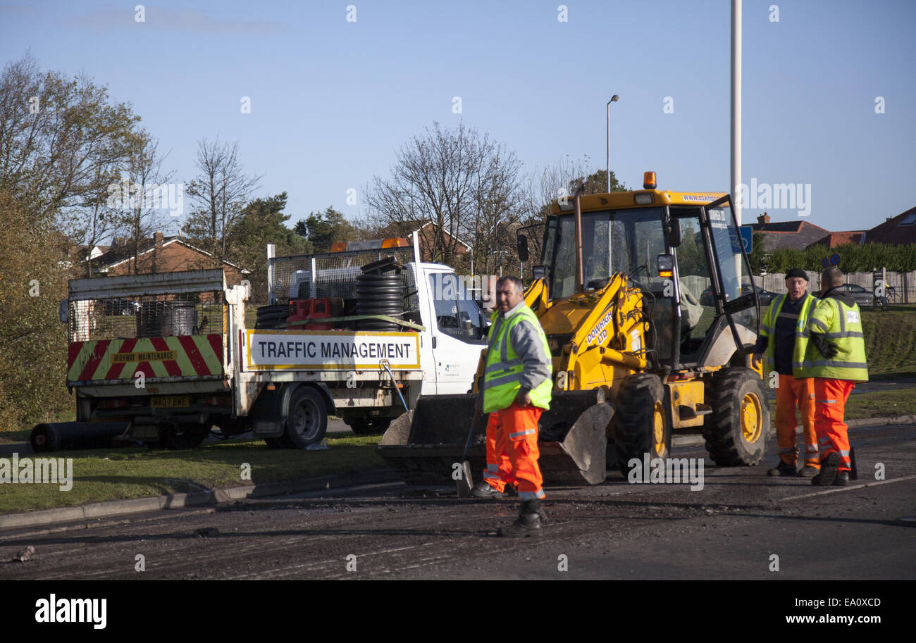 Les réparations des routes travaux réfection réfection du pavage asphalte goudron tarmac piste route routes routes autoroute trou pot jcb digger laminées à rouleaux Banque D'Images