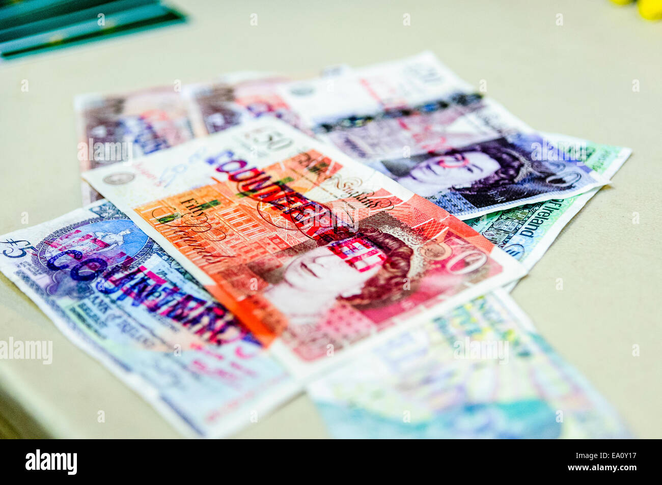 Tas de faux billets de banque de l'Angleterre et la Banque de France billets en euros Banque D'Images