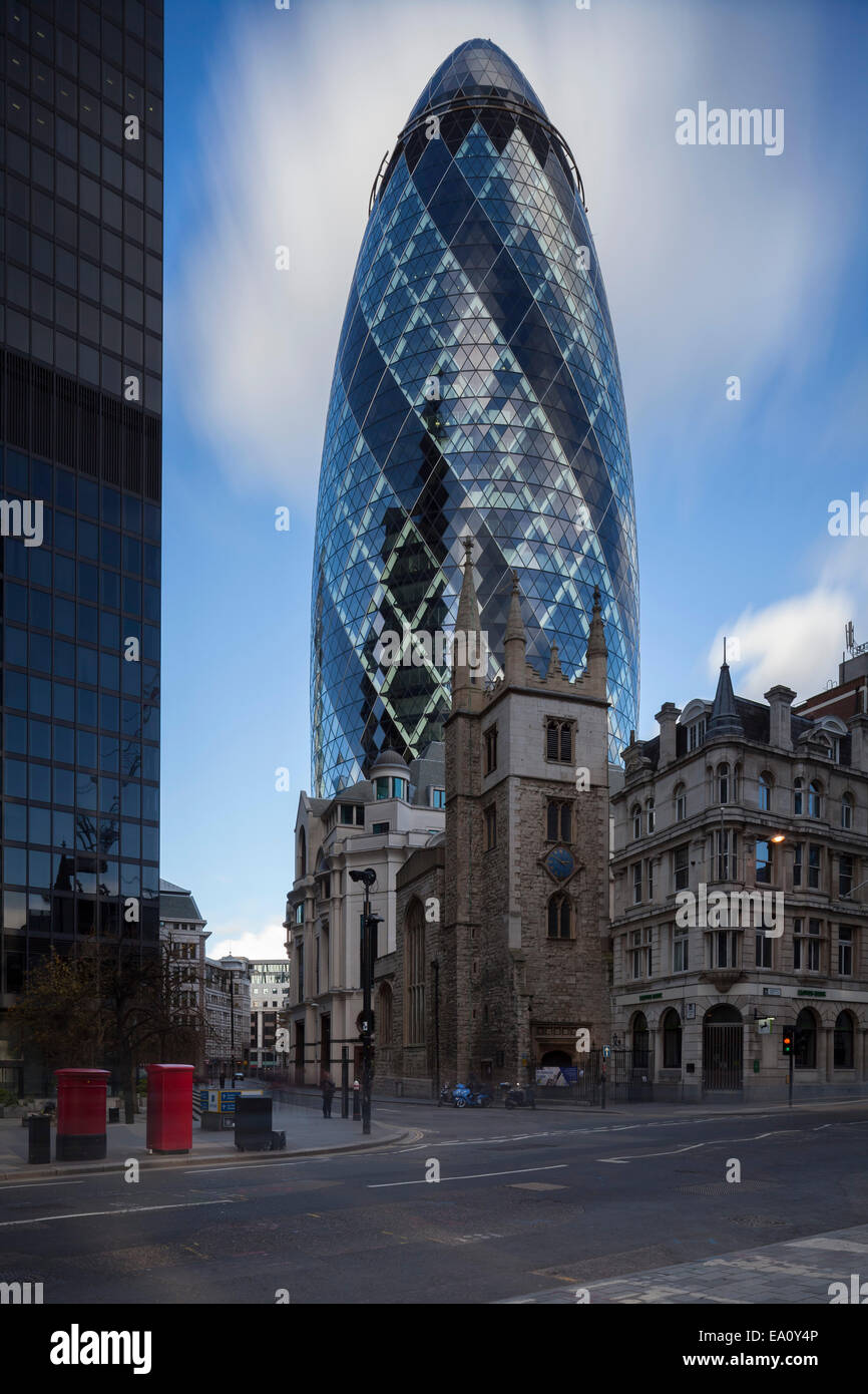 30 St Mary Axe, le Gherkin, dans la ville de London, England, UK Banque D'Images