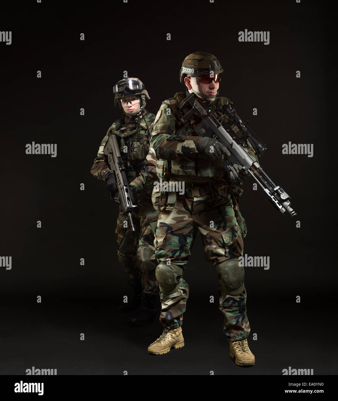 Soldat de l'OTAN dans la pleine vitesse. Banque D'Images