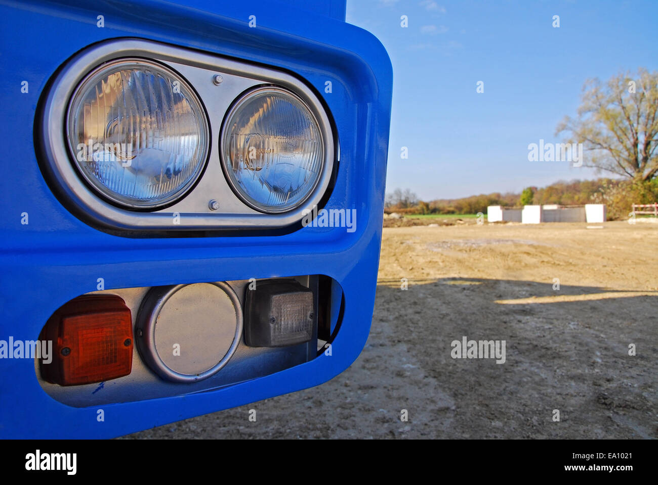 Phares d'un camion on construction site Banque D'Images