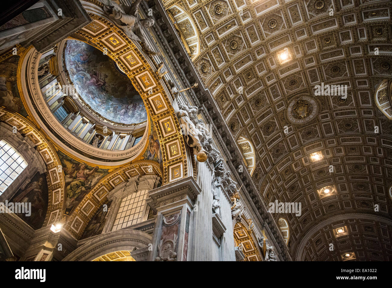 Intérieur de la Basilique Saint-Pierre, Cité du Vatican Banque D'Images