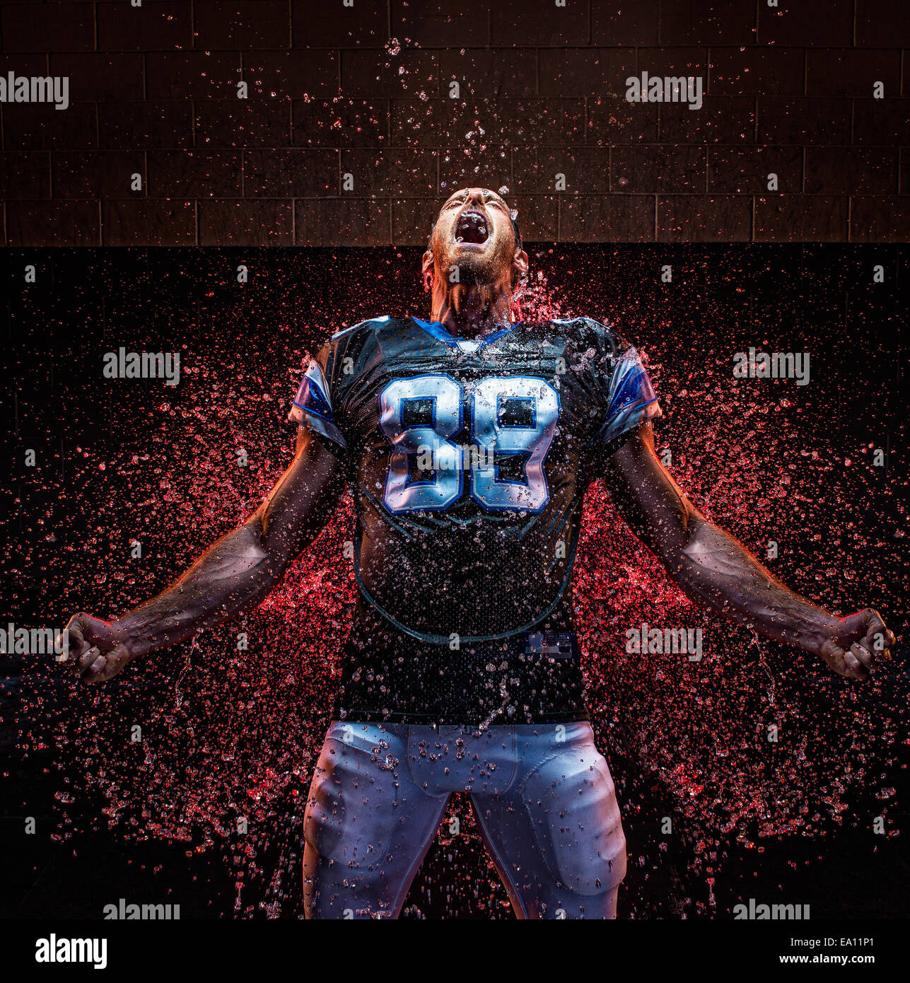 Joueur de football clenching fist Banque D'Images