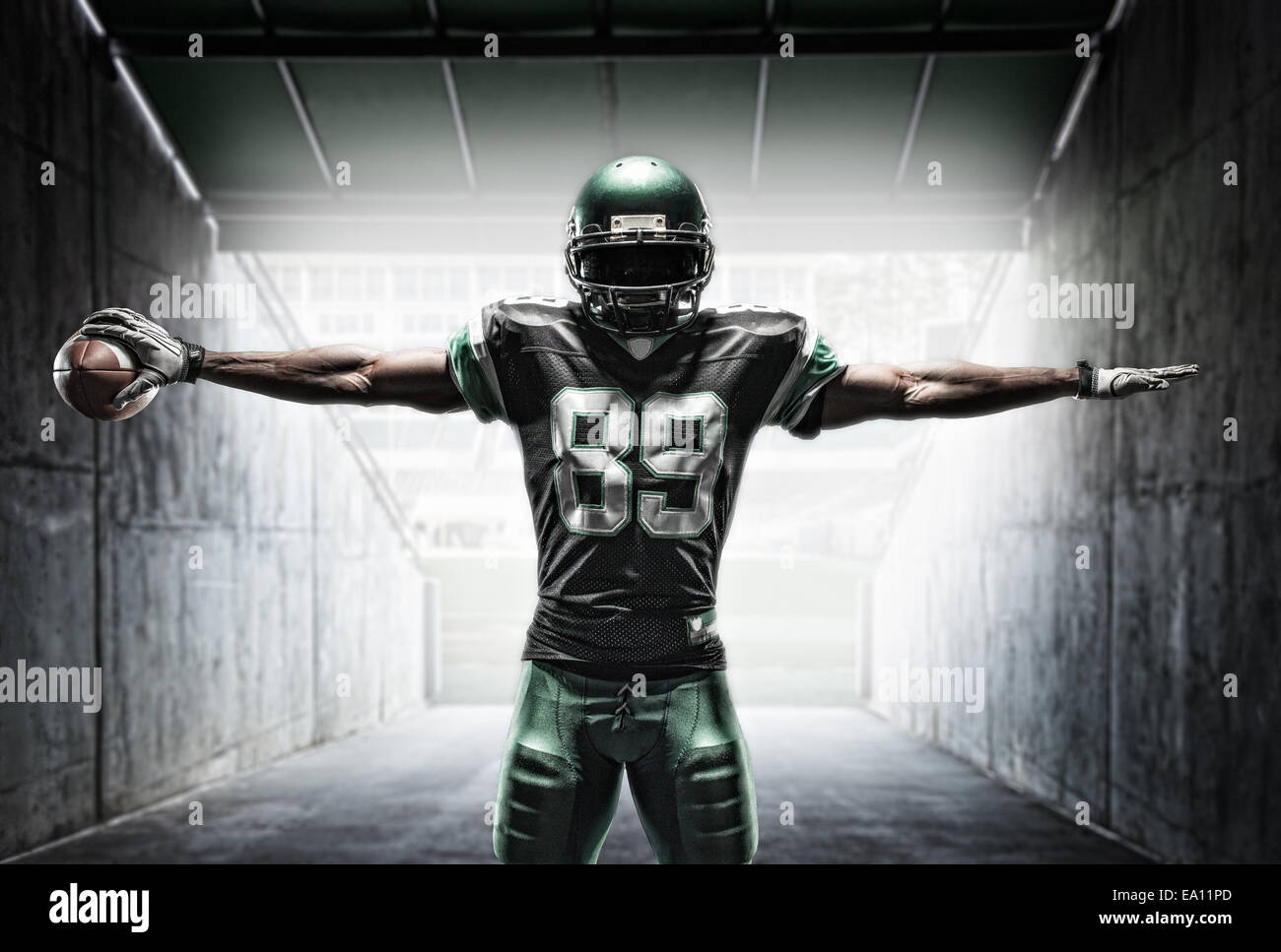 Football player holding ball Banque D'Images