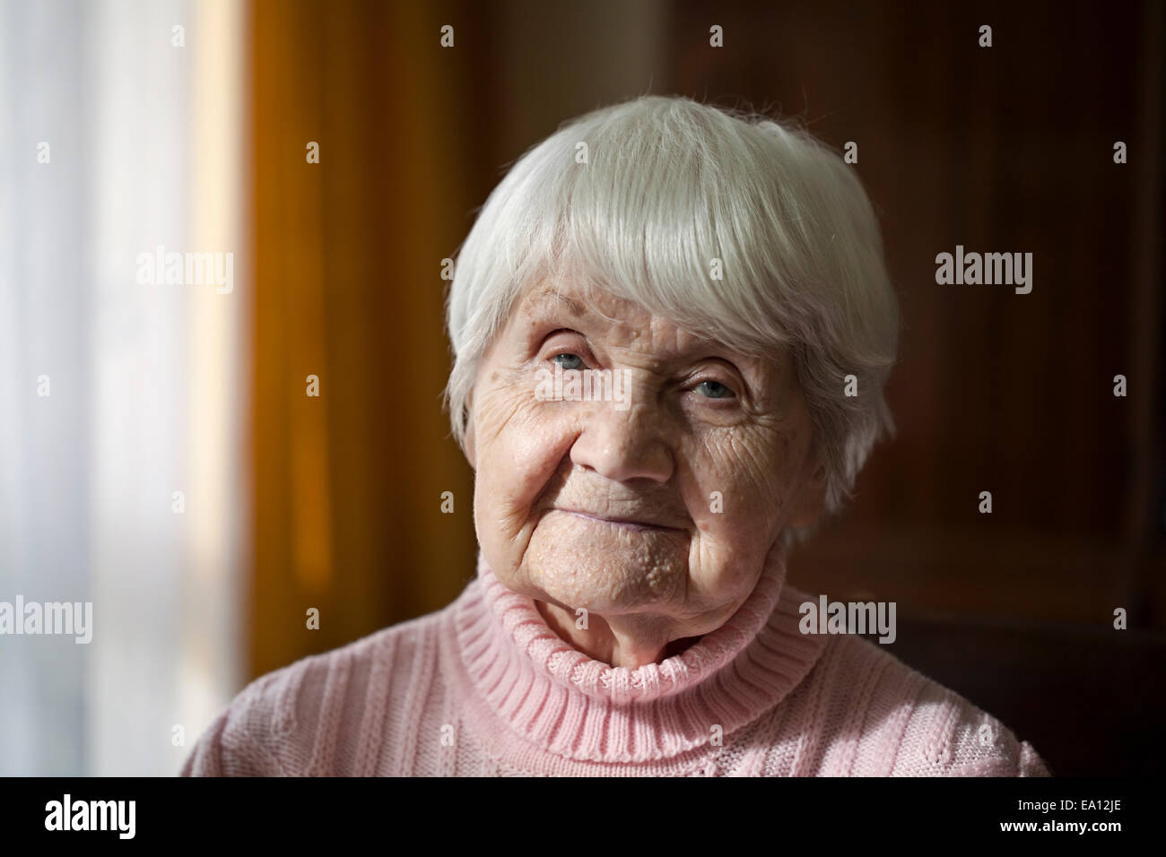 Portrait d'une vieille dame de 90 ans Banque D'Images