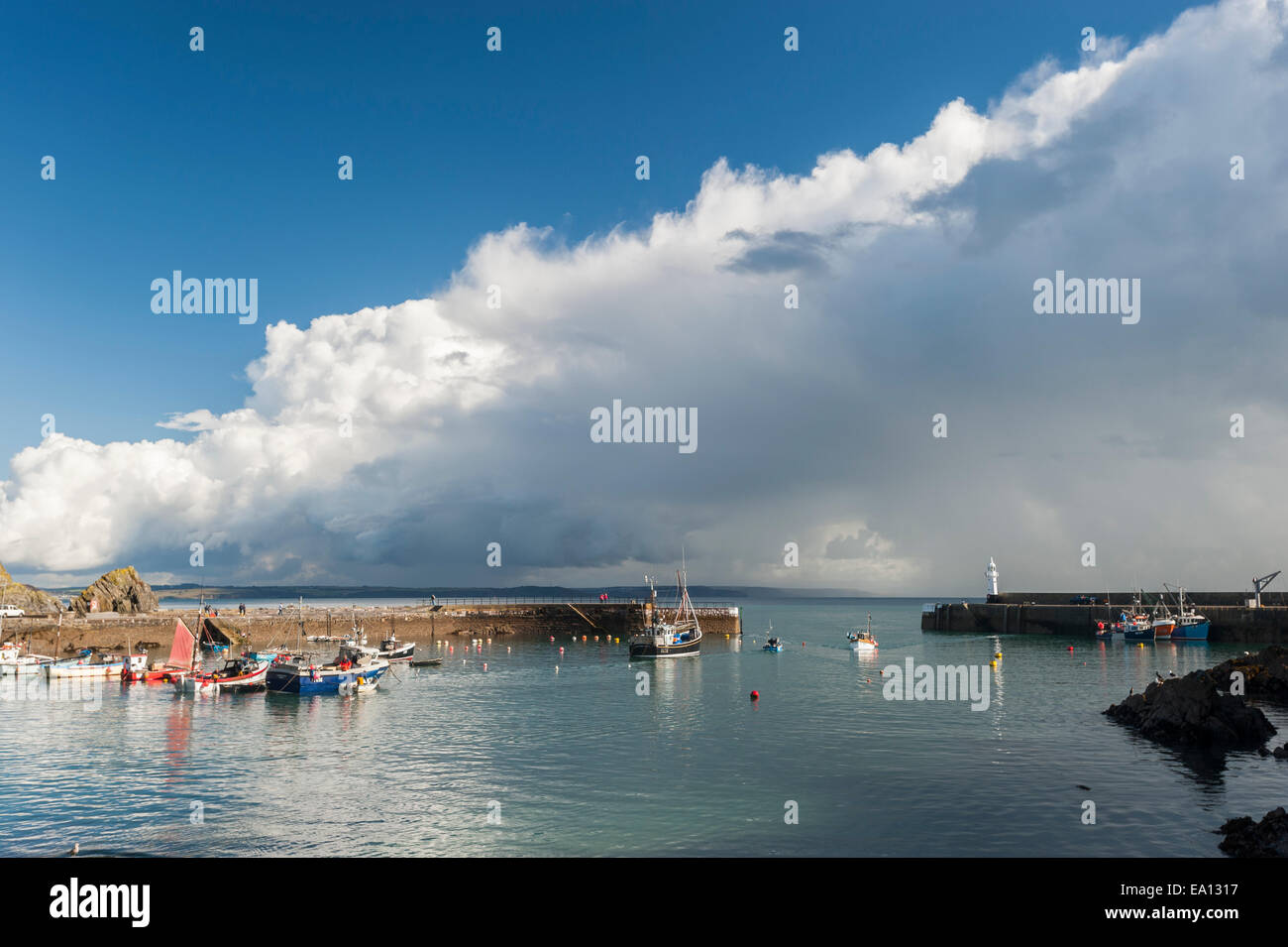 Avant une tempête sur les bateaux de pêche à Mevagissey harbour, Cornwall. Banque D'Images