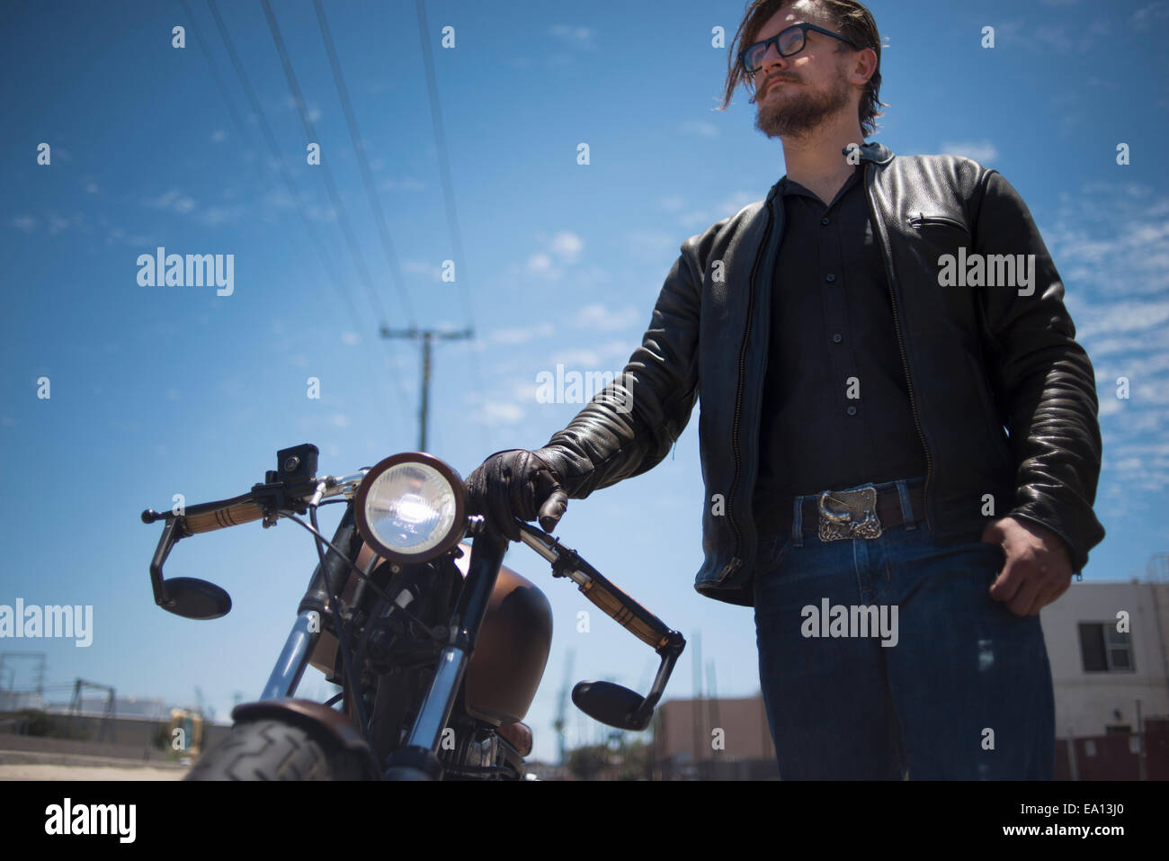 Portrait d'homme à angle faible motocycliste hipster Banque D'Images