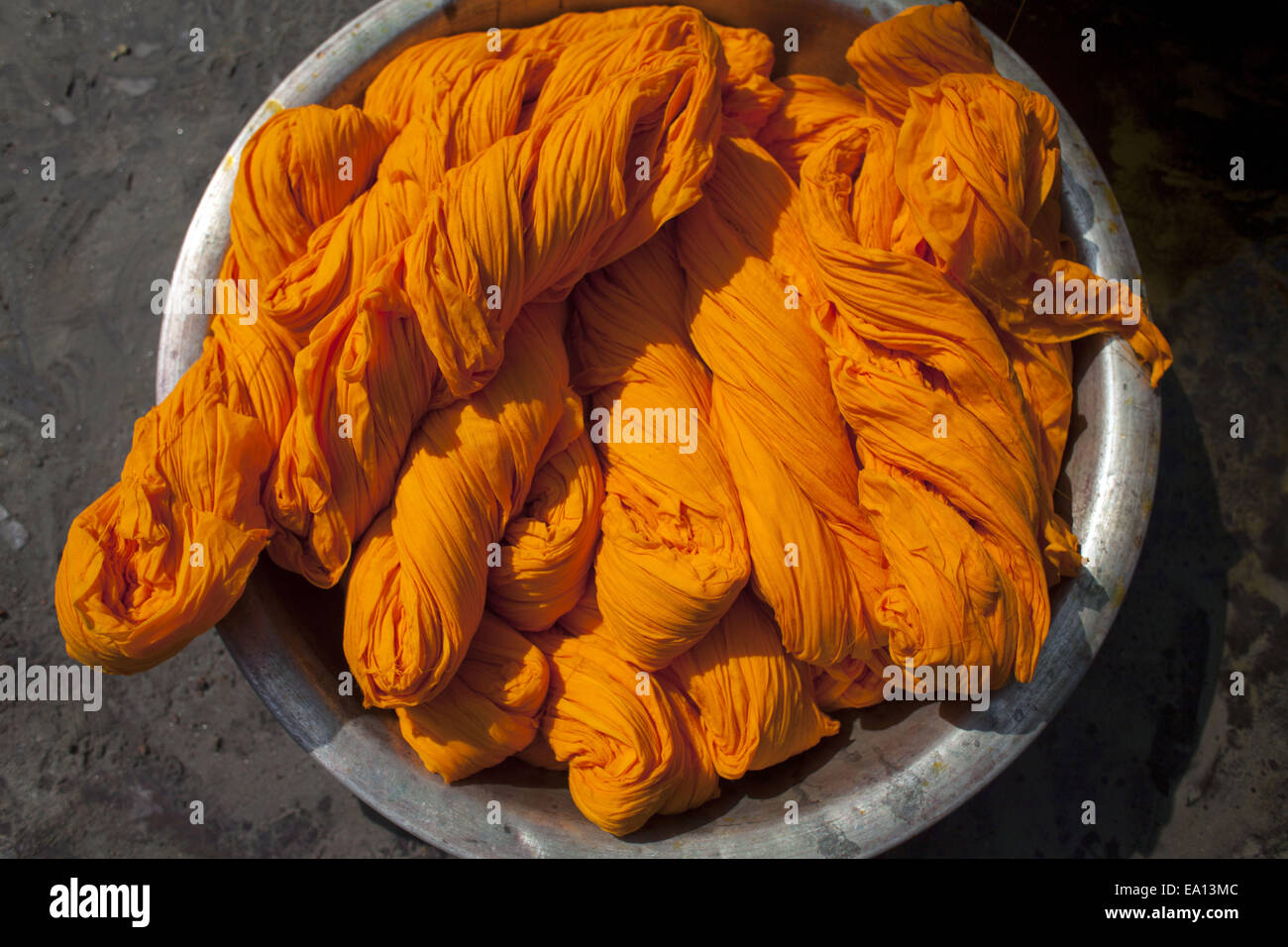 Narayangonj, au Bangladesh. 5Th Nov, 2014. Les gens sont occupés à mourir matières chiffons en face de leur maison.Village de personnes au Bangladesh faisant commerce de vêtements teints à la main. Faire de petits prêts, de matières premières qu'ils recueillent à partir de tissus teints en usine, après ils essuyés sous le soleil et puis les vendre dans le marché et ils sont maintenant stables. © Zakir Hossain Chowdhury/ZUMA/Alamy Fil Live News Banque D'Images