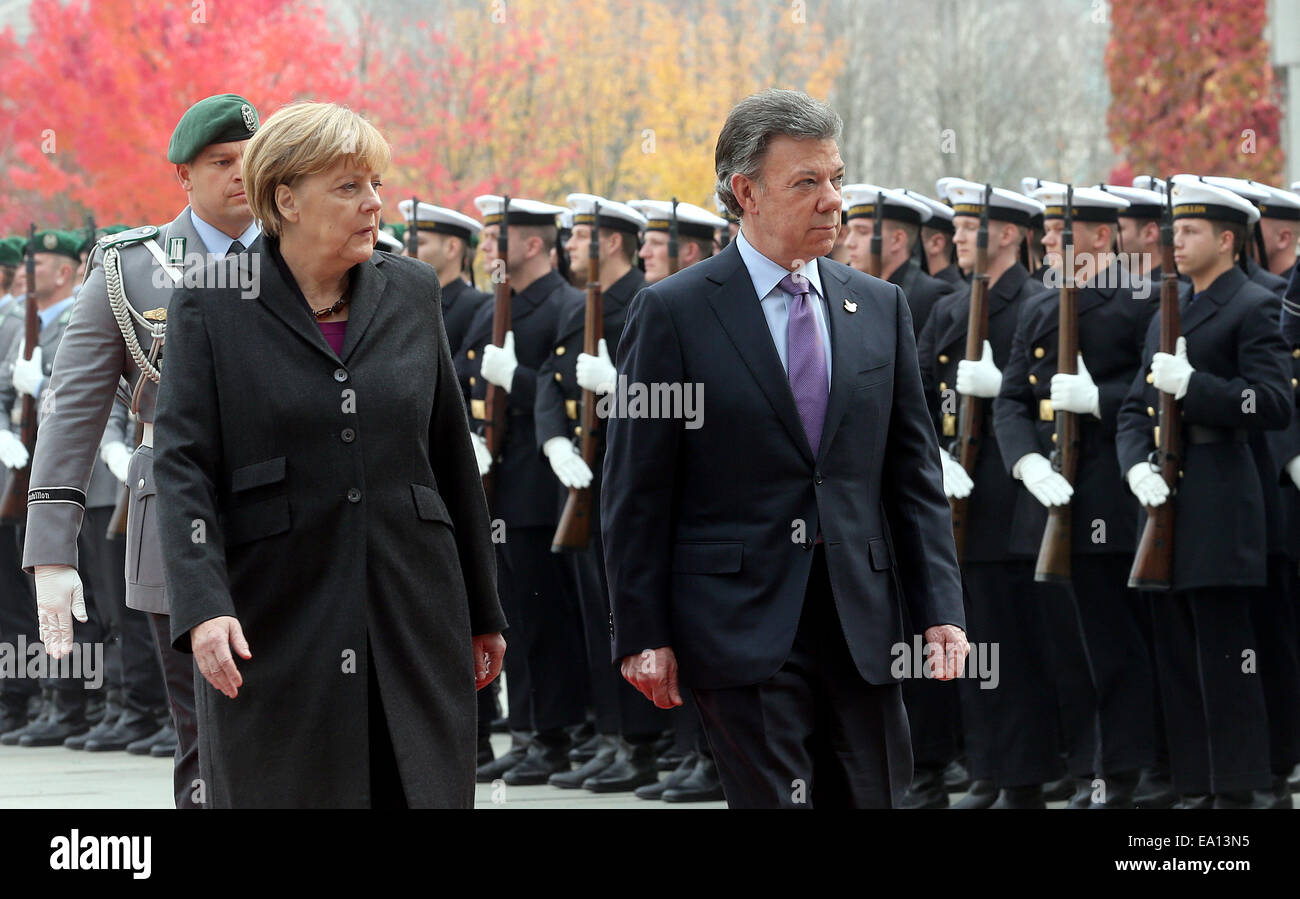 Berlin, Allemagne. 05Th Nov, 2014. La chancelière Angela Merkel reçoit le président colombien Juan Manuel Santos avec honneurs militaires à la Chancellerie fédérale à Berlin, Allemagne, 05 novembre 2014. Photo : WOLFGANG KUMM/dpa/Alamy Live News Banque D'Images