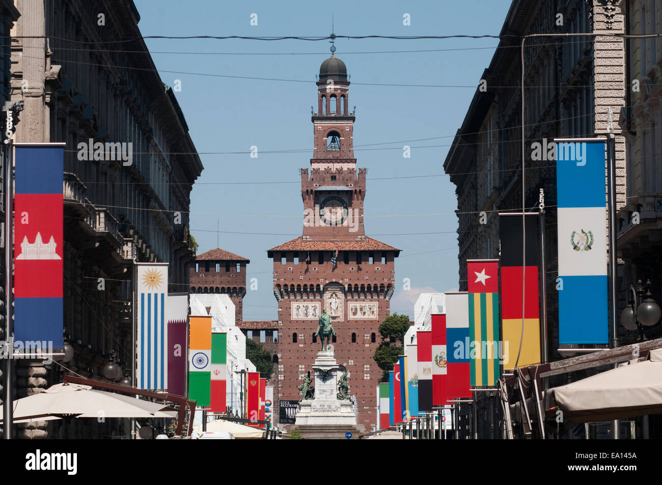 L'Italie, Lombardie, Milan, Castello Sforzesco, château avec drapeau EXPO 2015 Banque D'Images L'Italie, Lombardie, Milan, Castello Sforzesco, château avec drapeau EXPO 2015 Banque D'Images