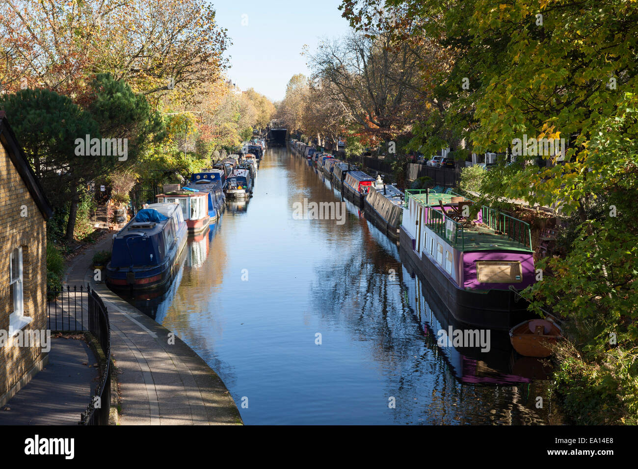 Canal bateaux amarrés à la Petite Venise, Londres, Angleterre, Royaume-Uni Banque D'Images